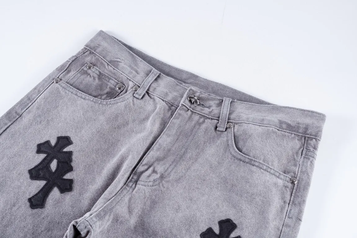 P210 Top version (grey pants, black leather) Top version Chrome Hearts jeans with leather jeans. As we all know, chromehearts jeans use vintage Levis jeans as the base for creation. They usually add their own unique silver buckles and silver ornaments, plus leather embellishments. This is what doubles the value of these vintage jeans, because the base is Vintage jeans, the jeans themselves have become very soft and comfortable after years of baptism, which can be distinguished from ordinary jeans. Regarding the size, you should also refer to the pants data. Style number: 1607# Color: gray pants and black leather Size: 28 30 32 34 28 Waist 86 Hips 100 Pants length 102 30 Waist 90 Hips 104 Pants length 104 32 Waist 94 Hips 108, pants length 106 34, waist 98, hips 112, pants length 110